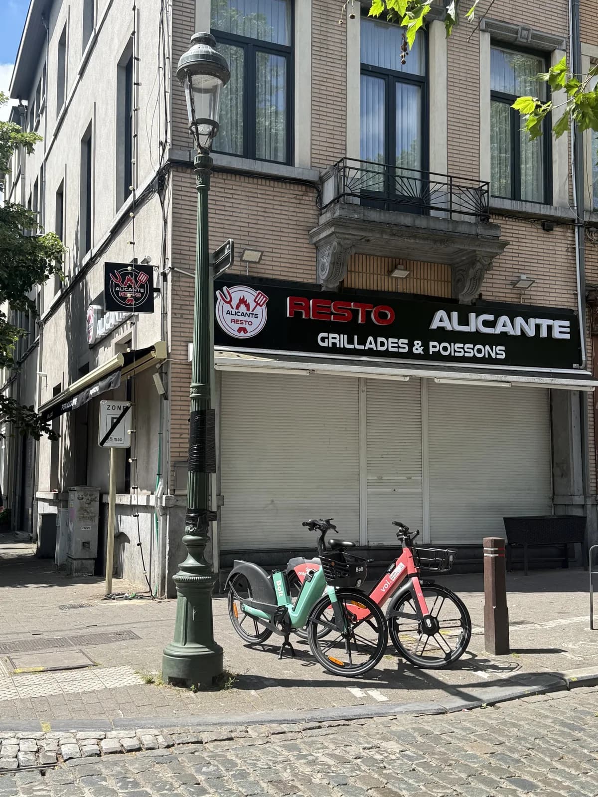 Enseigne de façade et bandeau à lettres pour le Resto Alicante, grillades et poissons, à Bruxelles
