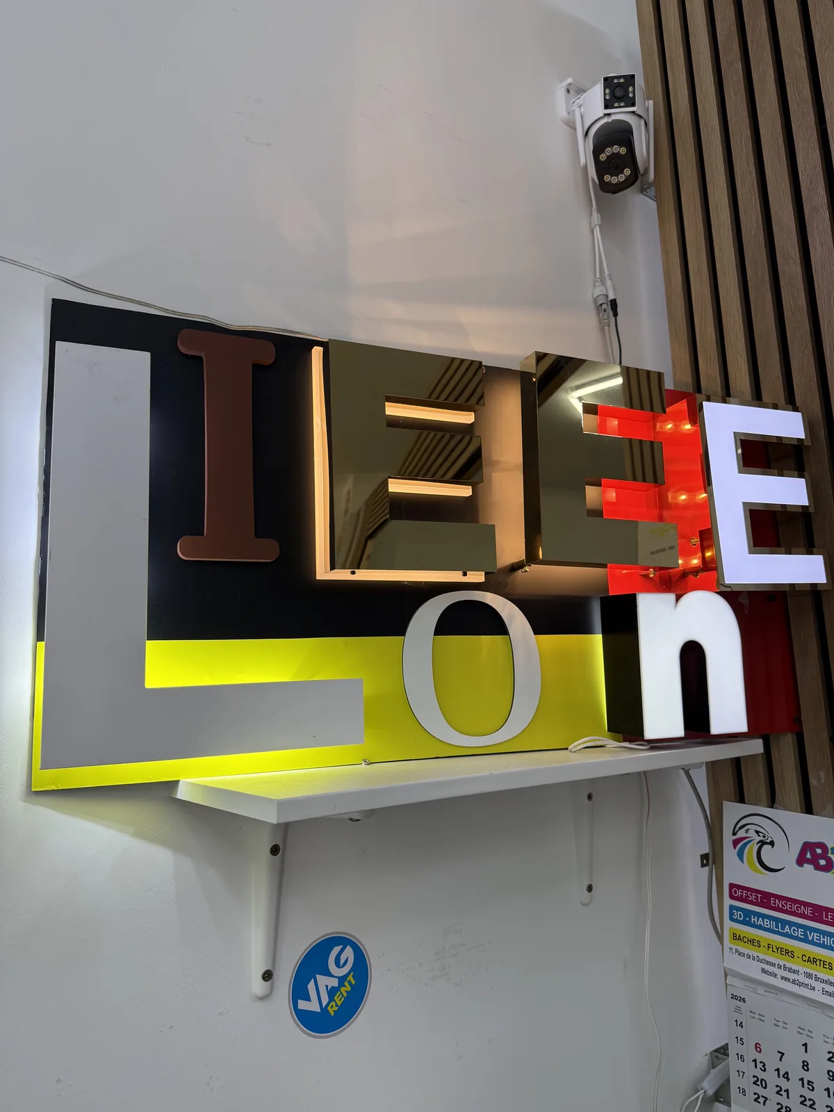 Lettres 3D lumineuses multicolores en cours de fabrication à l'atelier AB2 Print à Molenbeek