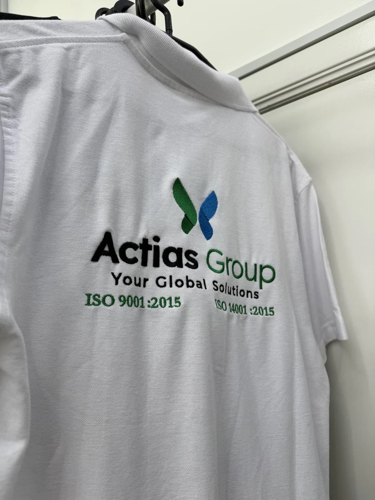 T-shirt blanc floqué dans le dos au logo Actias Group, personnalisation textile réalisée par AB2 Print