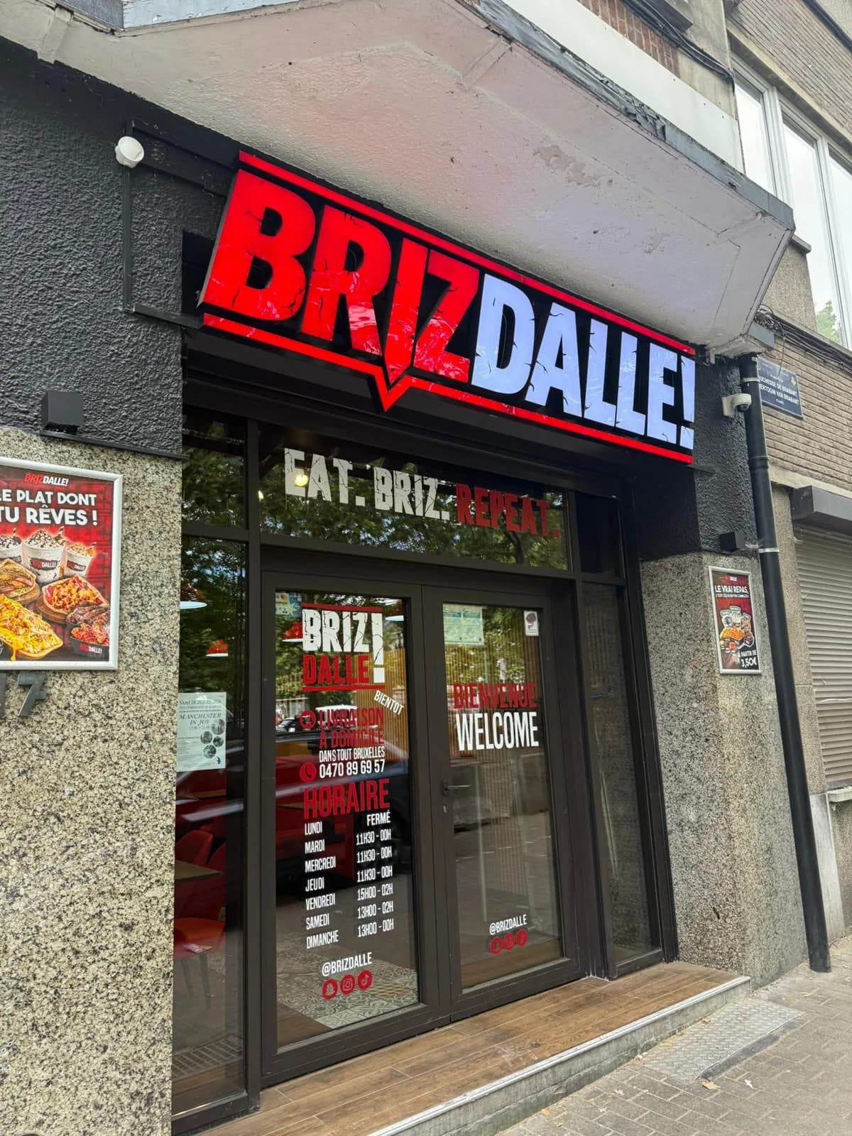 Enseigne caisson lumineux en lettres 3D rouge et blanc « BRIZ DALLE! » et habillage de vitrine pour un fast-food à Bruxelles
