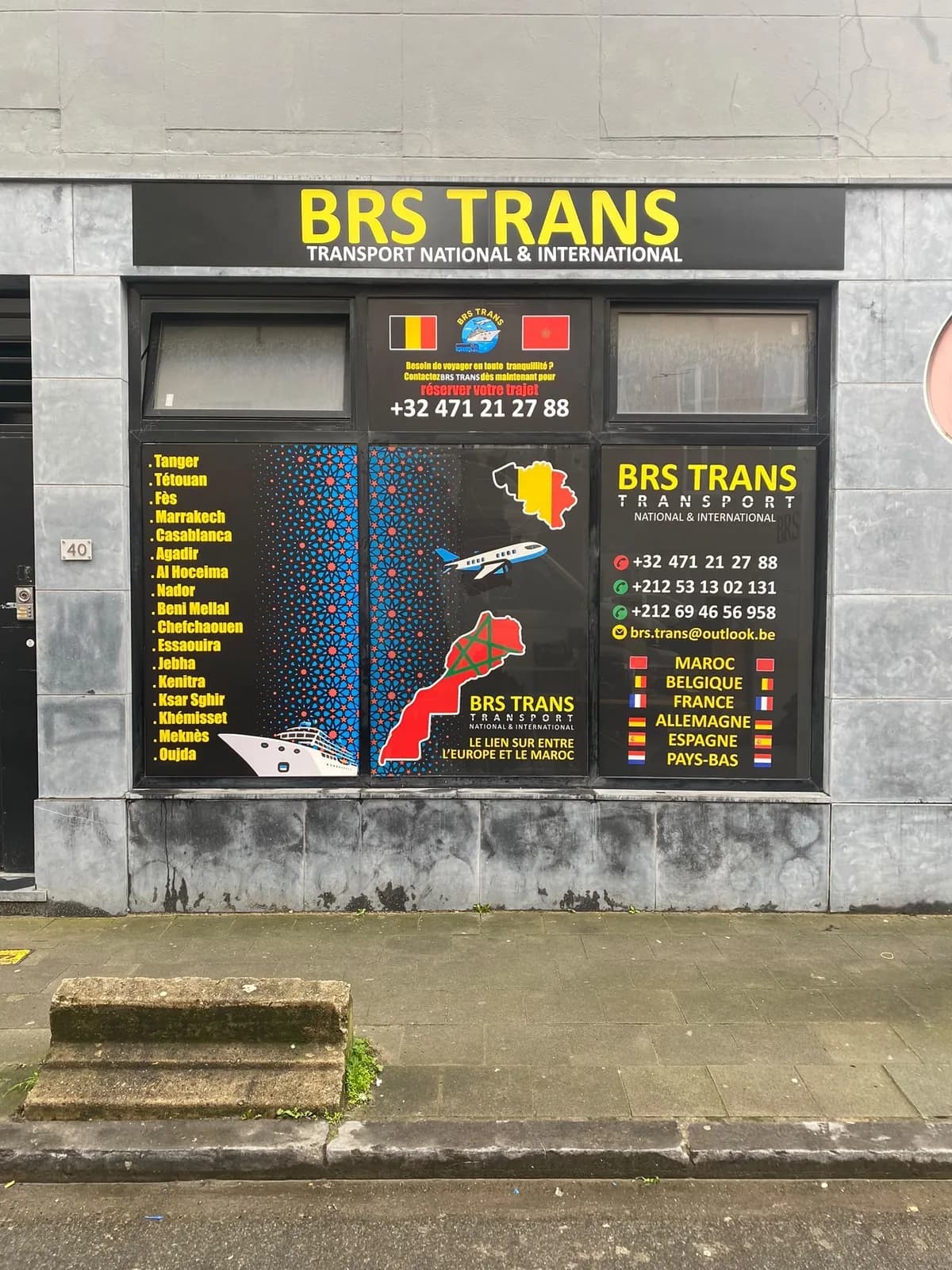 Habillage complet de vitrine en film imprimé noir et lettrage pour BRS Trans, transport national et international