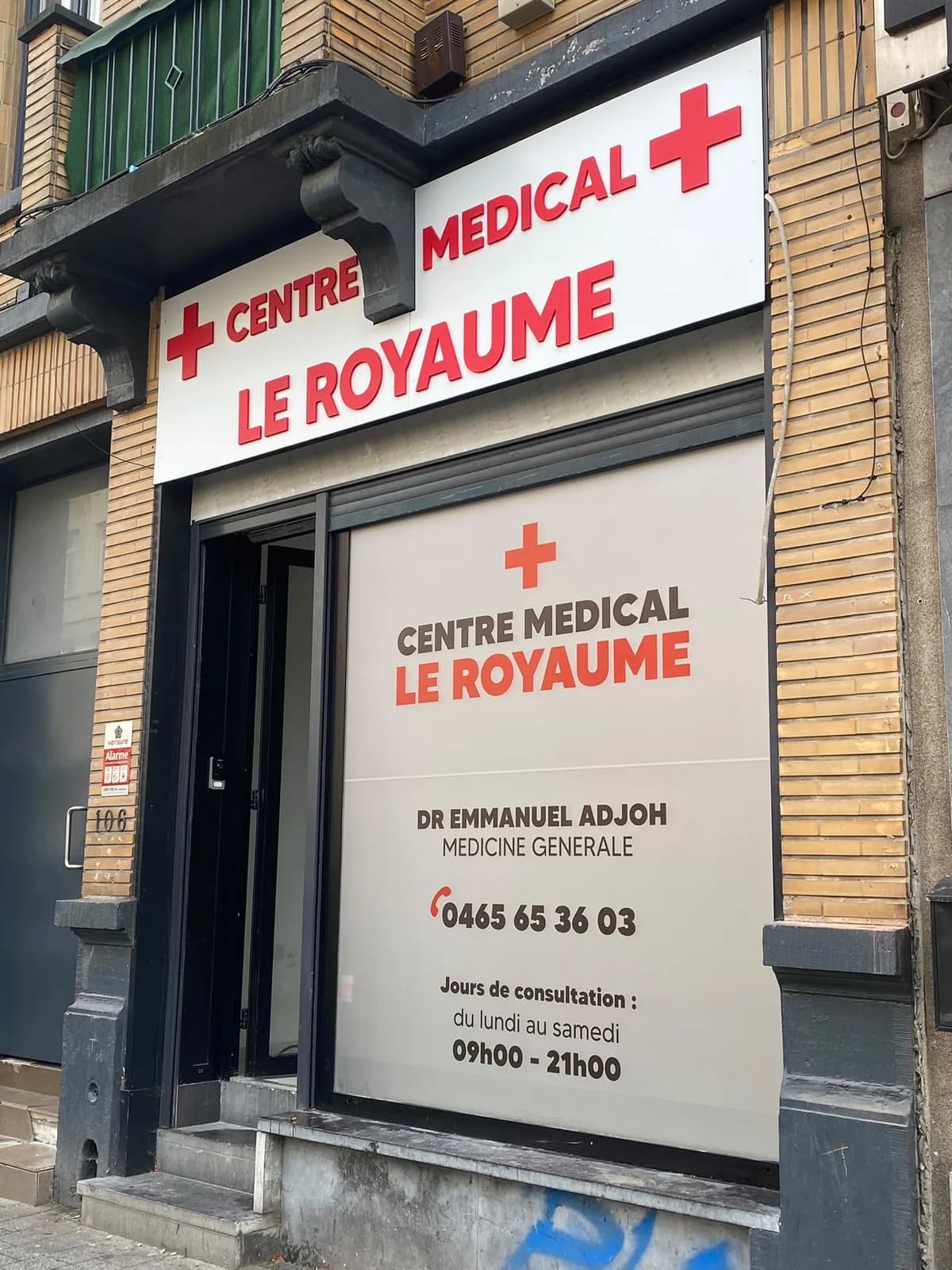Enseigne caisson lumineux rouge et blanc et habillage de vitrine pour le Centre Médical Le Royaume à Bruxelles