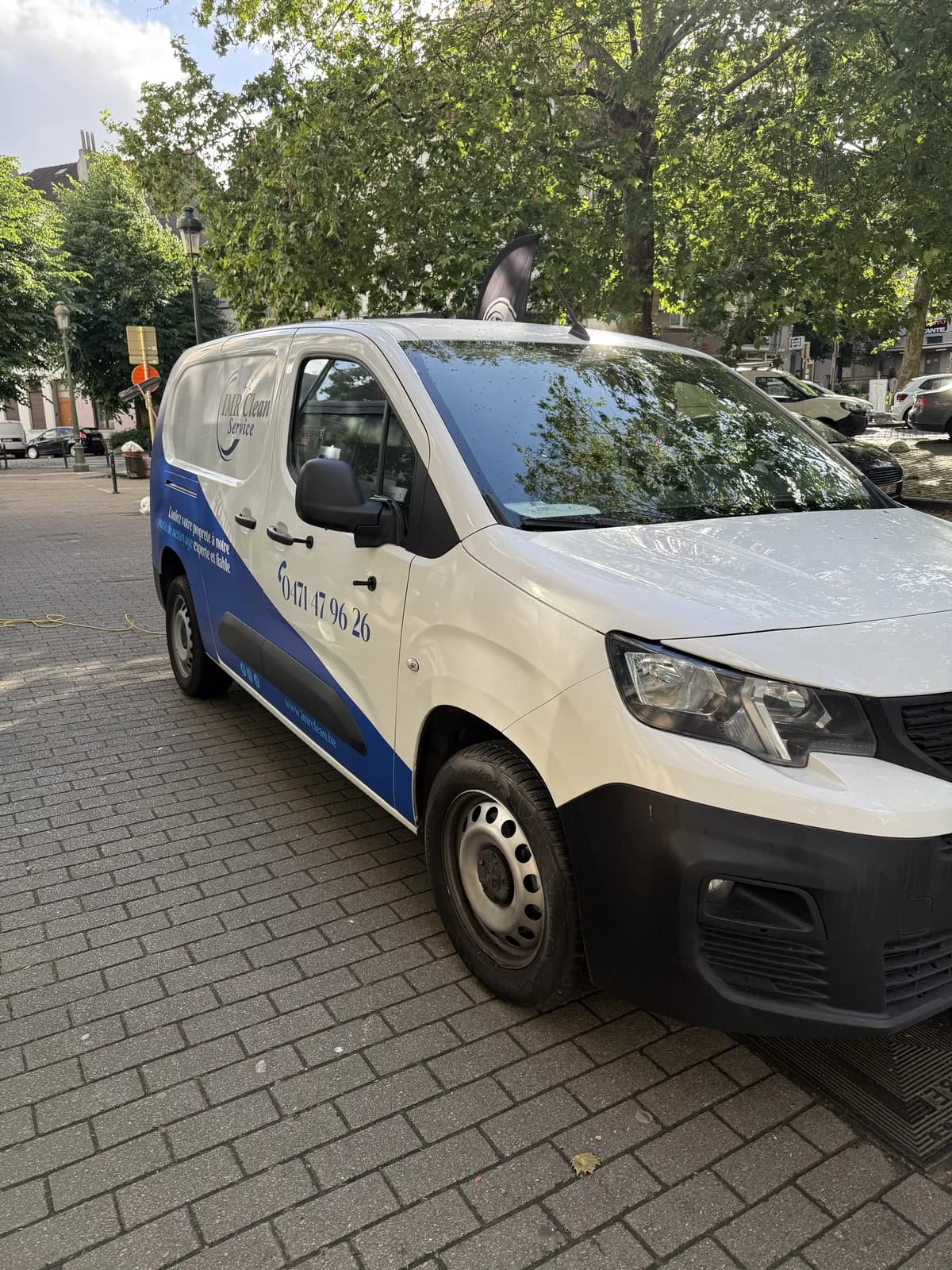 Avant d'une camionnette habillée en film bleu et blanc pour IMR Clean Service, société de nettoyage à Bruxelles