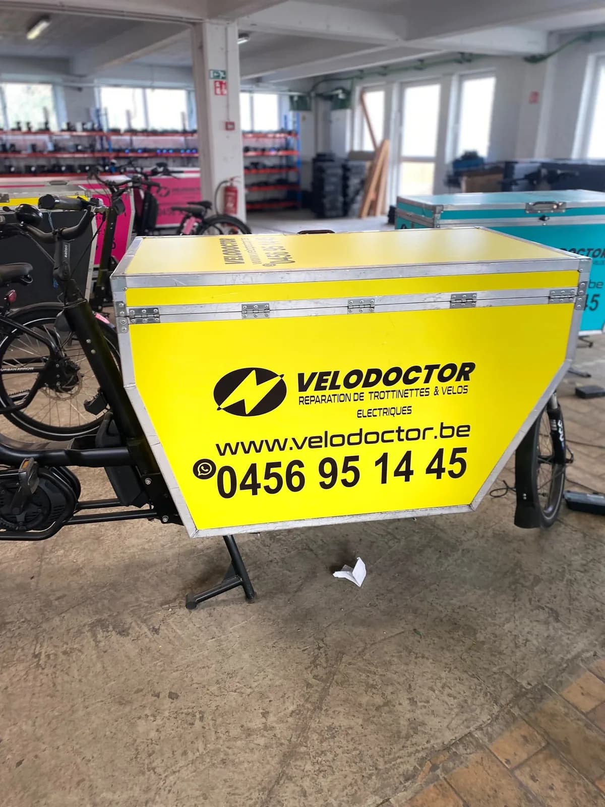 Habillage adhésif jaune d'un vélo-cargo de livraison pour Velodoctor, réparation de trottinettes et vélos électriques